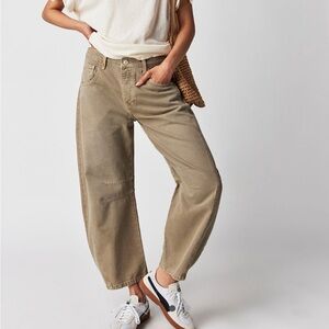 Free people barrel jeans in color taupe